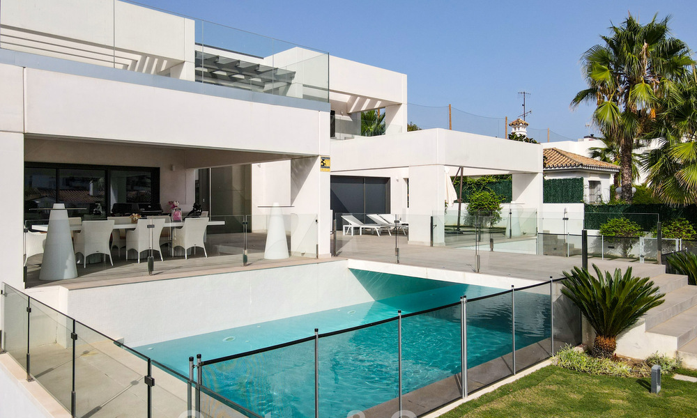 Moderne villa te koop, gesitueerd op eerstelijnsgolfpositie met panoramisch uitzicht op de groene, uitgestrekte golfbaan in Marbella West 43870