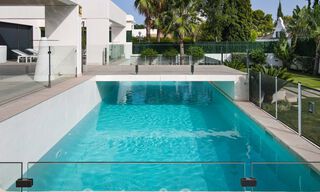 Moderne villa te koop, gesitueerd op eerstelijnsgolfpositie met panoramisch uitzicht op de groene, uitgestrekte golfbaan in Marbella West 43871 