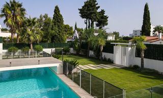 Moderne villa te koop, gesitueerd op eerstelijnsgolfpositie met panoramisch uitzicht op de groene, uitgestrekte golfbaan in Marbella West 43872 
