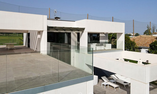 Moderne villa te koop, gesitueerd op eerstelijnsgolfpositie met panoramisch uitzicht op de groene, uitgestrekte golfbaan in Marbella West 43874 