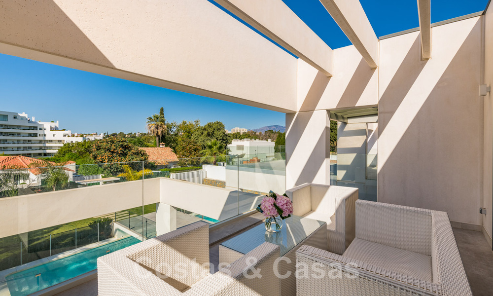 Moderne villa te koop, gesitueerd op eerstelijnsgolfpositie met panoramisch uitzicht op de groene, uitgestrekte golfbaan in Marbella West 43876