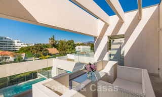 Moderne villa te koop, gesitueerd op eerstelijnsgolfpositie met panoramisch uitzicht op de groene, uitgestrekte golfbaan in Marbella West 43876 