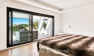 Moderne villa te koop, gesitueerd op eerstelijnsgolfpositie met panoramisch uitzicht op de groene, uitgestrekte golfbaan in Marbella West 43882 