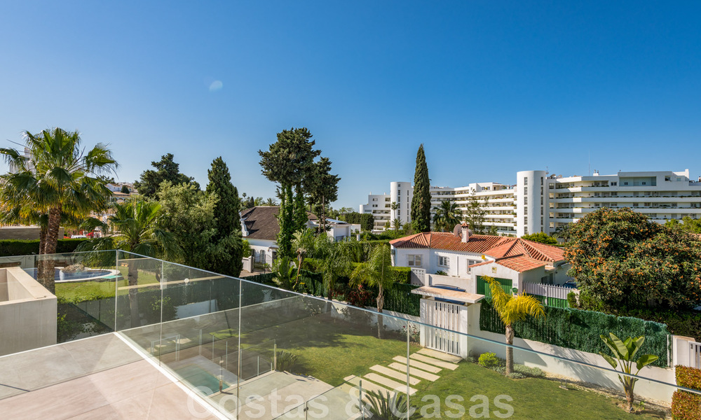 Moderne villa te koop, gesitueerd op eerstelijnsgolfpositie met panoramisch uitzicht op de groene, uitgestrekte golfbaan in Marbella West 43885