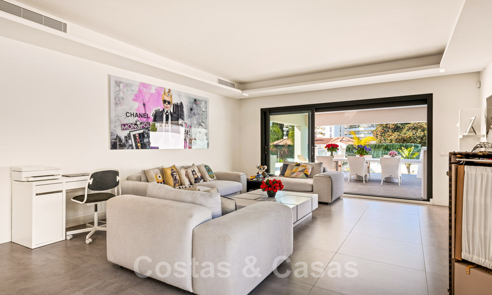 Moderne villa te koop, gesitueerd op eerstelijnsgolfpositie met panoramisch uitzicht op de groene, uitgestrekte golfbaan in Marbella West 43891