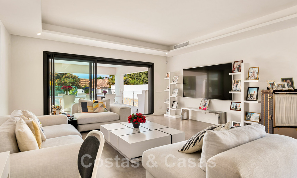 Moderne villa te koop, gesitueerd op eerstelijnsgolfpositie met panoramisch uitzicht op de groene, uitgestrekte golfbaan in Marbella West 43892