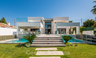 Moderne villa te koop, gesitueerd op eerstelijnsgolfpositie met panoramisch uitzicht op de groene, uitgestrekte golfbaan in Marbella West 43900 