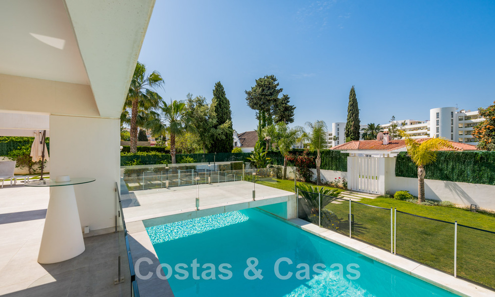 Moderne villa te koop, gesitueerd op eerstelijnsgolfpositie met panoramisch uitzicht op de groene, uitgestrekte golfbaan in Marbella West 43902