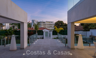 Moderne villa te koop, gesitueerd op eerstelijnsgolfpositie met panoramisch uitzicht op de groene, uitgestrekte golfbaan in Marbella West 43903 