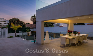 Moderne villa te koop, gesitueerd op eerstelijnsgolfpositie met panoramisch uitzicht op de groene, uitgestrekte golfbaan in Marbella West 43904 