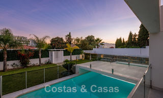 Moderne villa te koop, gesitueerd op eerstelijnsgolfpositie met panoramisch uitzicht op de groene, uitgestrekte golfbaan in Marbella West 43905 