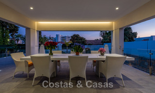 Moderne villa te koop, gesitueerd op eerstelijnsgolfpositie met panoramisch uitzicht op de groene, uitgestrekte golfbaan in Marbella West 43907 
