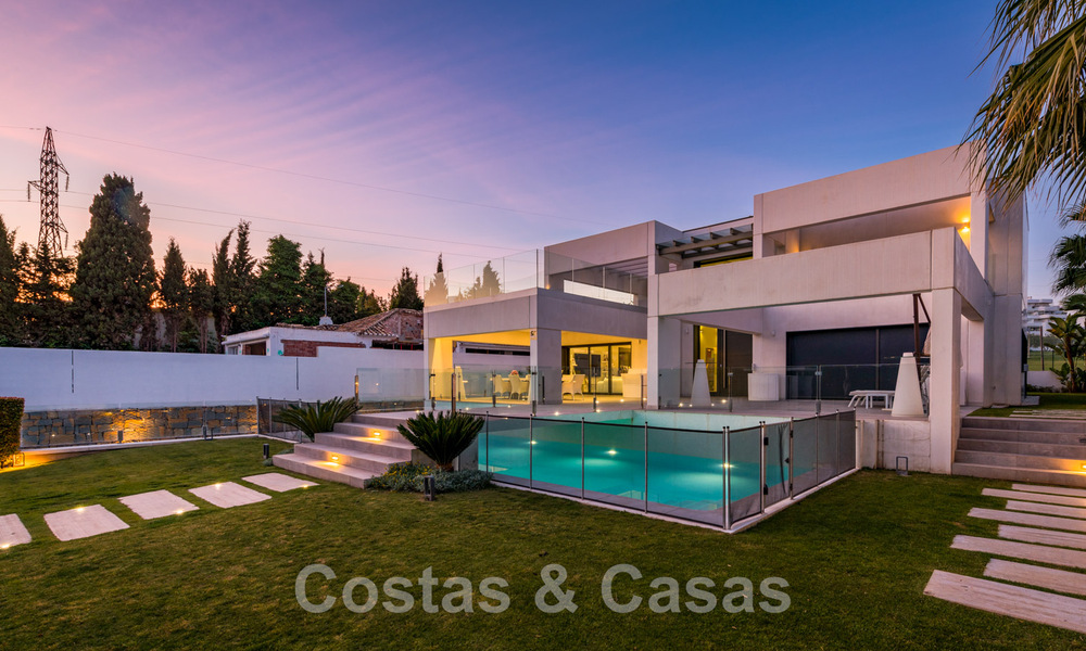 Moderne villa te koop, gesitueerd op eerstelijnsgolfpositie met panoramisch uitzicht op de groene, uitgestrekte golfbaan in Marbella West 43909