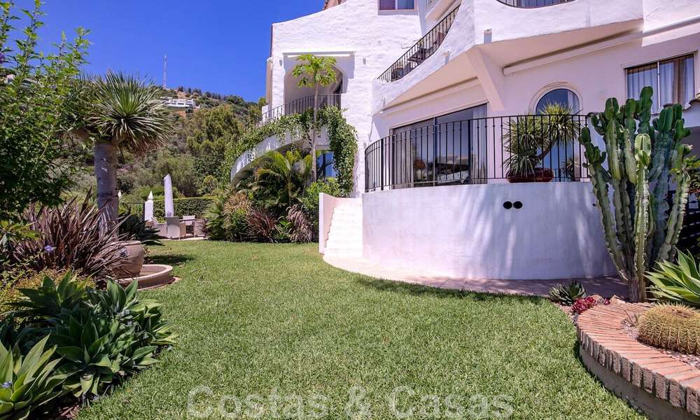 Eigentijds gerenoveerde dubbele rijwoning te koop in een charmant wit Andalusische-stijl urbanisatie met open zeezicht in Oost-Marbella 43536