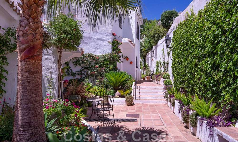 Eigentijds gerenoveerde dubbele rijwoning te koop in een charmant wit Andalusische-stijl urbanisatie met open zeezicht in Oost-Marbella 43539