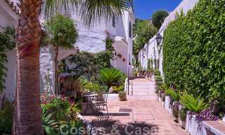 Eigentijds gerenoveerde dubbele rijwoning te koop in een charmant wit Andalusische-stijl urbanisatie met open zeezicht in Oost-Marbella 43539 