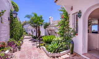 Eigentijds gerenoveerde dubbele rijwoning te koop in een charmant wit Andalusische-stijl urbanisatie met open zeezicht in Oost-Marbella 43553 