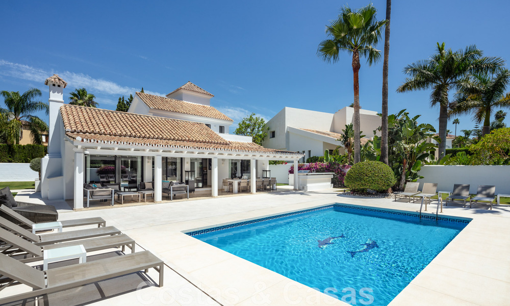 Luxevilla te koop in Mediterrane stijl, in een afgeschermde en beveiligde wijk op loopafstand van alle voorzieningen in Nueva Andalucia, Marbella 43666