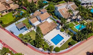 Luxevilla te koop in Mediterrane stijl, in een afgeschermde en beveiligde wijk op loopafstand van alle voorzieningen in Nueva Andalucia, Marbella 43672 