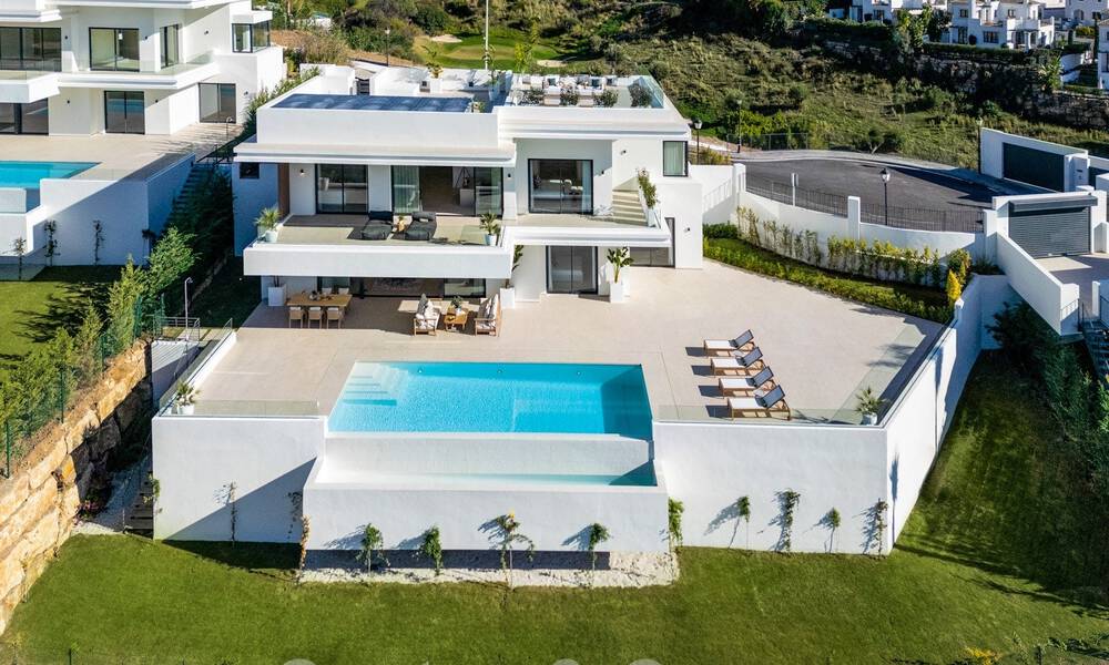 Instapklaar! Spectaculaire luxevilla’s te koop i/e eigentijds architectuur gesitueerd i/e golfresort o/d New Golden Mile tussen Marbella en Estepona 63161