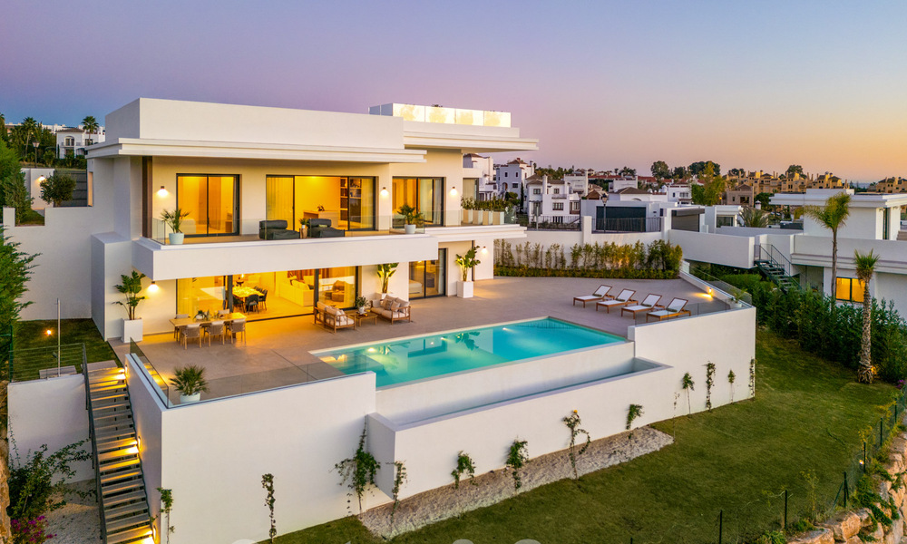 Instapklaar! Spectaculaire luxevilla’s te koop i/e eigentijds architectuur gesitueerd i/e golfresort o/d New Golden Mile tussen Marbella en Estepona 63163