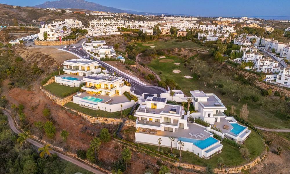 Instapklaar! Spectaculaire luxevilla’s te koop i/e eigentijds architectuur gesitueerd i/e golfresort o/d New Golden Mile tussen Marbella en Estepona 63164