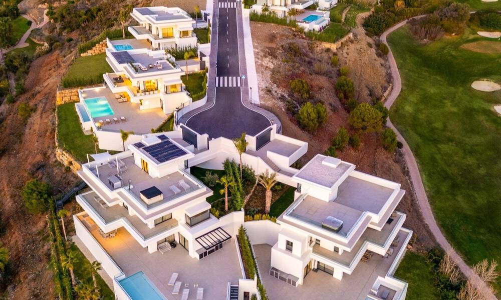 Instapklaar! Spectaculaire luxevilla’s te koop i/e eigentijds architectuur gesitueerd i/e golfresort o/d New Golden Mile tussen Marbella en Estepona 63165