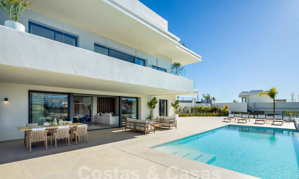 Spectaculaire luxevilla’s te koop i/e eigentijds architectuur gesitueerd i/e golfresort o/d New Golden Mile tussen Marbella en Estepona 63181