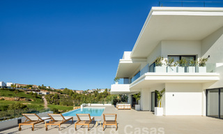 Spectaculaire luxevilla’s te koop i/e eigentijds architectuur gesitueerd i/e golfresort o/d New Golden Mile tussen Marbella en Estepona 63183 