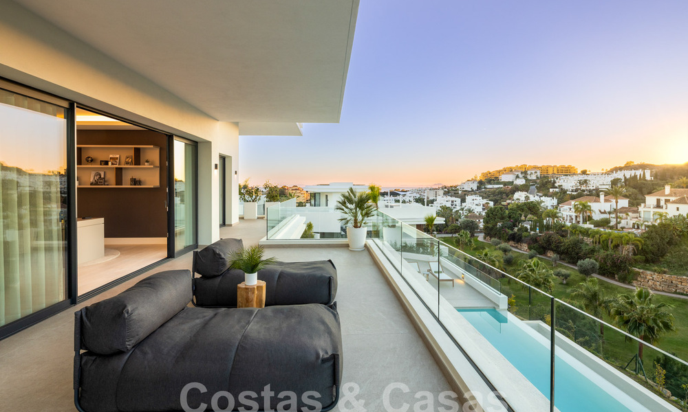 Spectaculaire luxevilla’s te koop i/e eigentijds architectuur gesitueerd i/e golfresort o/d New Golden Mile tussen Marbella en Estepona 63184