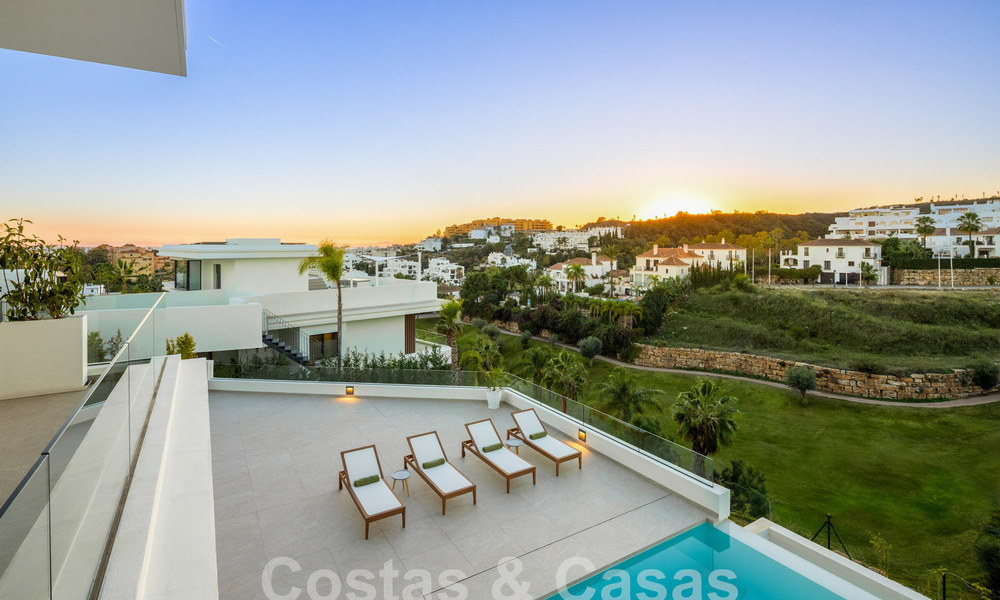 Spectaculaire luxevilla’s te koop i/e eigentijds architectuur gesitueerd i/e golfresort o/d New Golden Mile tussen Marbella en Estepona 63186