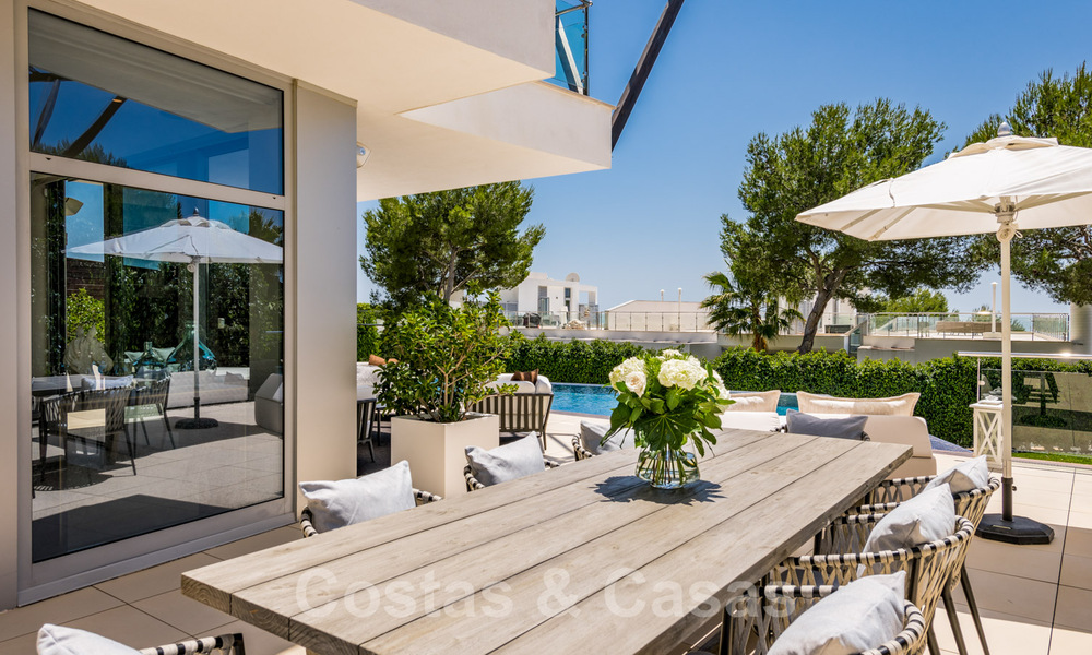 Laatste villa! Exclusieve, architecturale luxevilla te koop, met zeezicht, in Sierra Blanca, Golden Mile, Marbella. Luxueus gemeubileerd. 43611