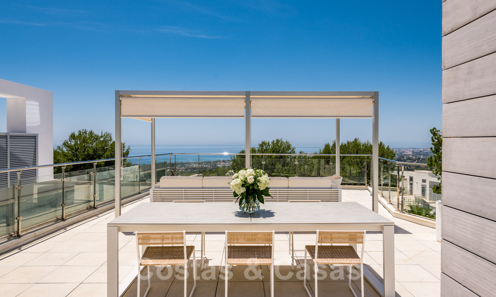 Laatste villa! Exclusieve, architecturale luxevilla te koop, met zeezicht, in Sierra Blanca, Golden Mile, Marbella. Luxueus gemeubileerd. 43626