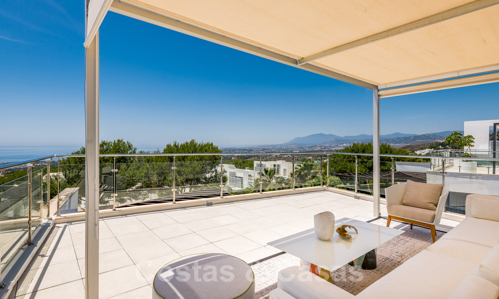 Laatste villa! Exclusieve, architecturale luxevilla te koop, met zeezicht, in Sierra Blanca, Golden Mile, Marbella. Luxueus gemeubileerd. 43637