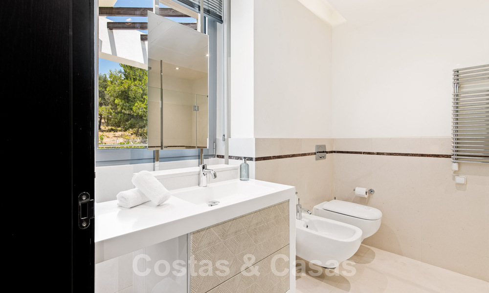 Laatste villa! Exclusieve, architecturale luxevilla te koop, met zeezicht, in Sierra Blanca, Golden Mile, Marbella. Luxueus gemeubileerd. 43644