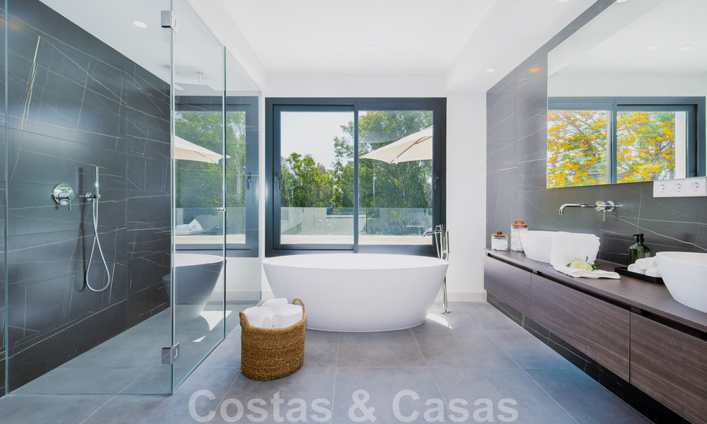Nieuwe, instapklare luxevilla in moderne stijl op wandelafstand van het strand in een geprefereerde buurt van Guadalmina Baja in Marbella 43798