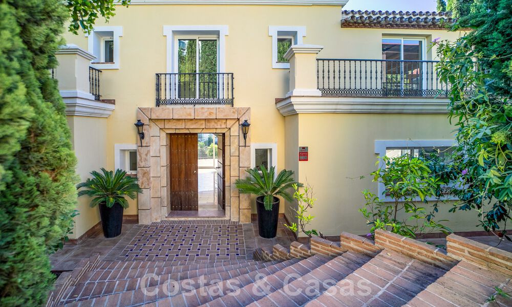 Klassieke, Spaanse luxevilla te koop in een gated community en eerstelijnsgolf met prachtig uitzicht over de golfbaan van La Quinta golf, Benahavis - Marbella 44094