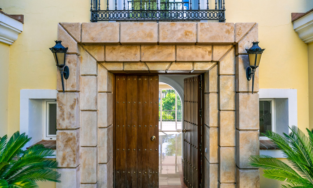 Klassieke, Spaanse luxevilla te koop in een gated community en eerstelijnsgolf met prachtig uitzicht over de golfbaan van La Quinta golf, Benahavis - Marbella 44095