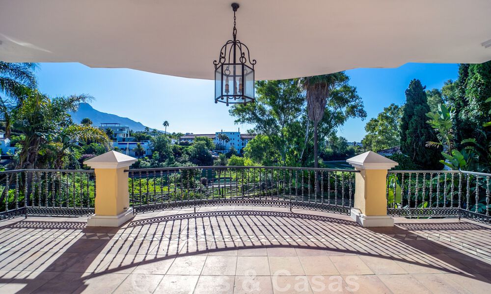 Klassieke, Spaanse luxevilla te koop in een gated community en eerstelijnsgolf met prachtig uitzicht over de golfbaan van La Quinta golf, Benahavis - Marbella 44097