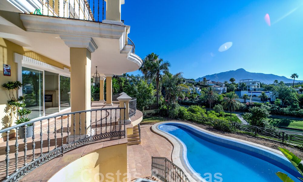 Klassieke, Spaanse luxevilla te koop in een gated community en eerstelijnsgolf met prachtig uitzicht over de golfbaan van La Quinta golf, Benahavis - Marbella 44098