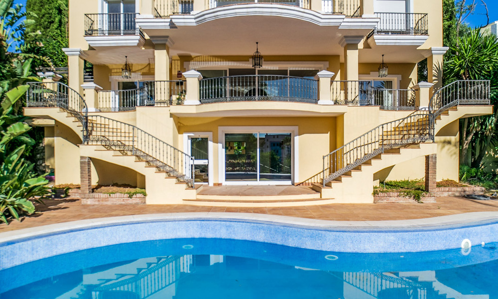 Klassieke, Spaanse luxevilla te koop in een gated community en eerstelijnsgolf met prachtig uitzicht over de golfbaan van La Quinta golf, Benahavis - Marbella 44100