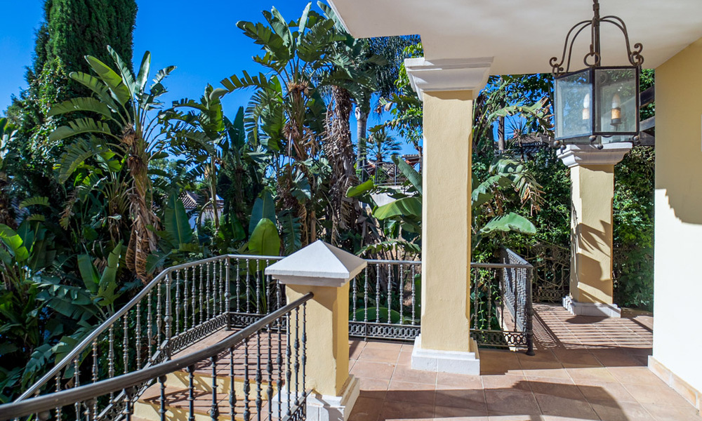 Klassieke, Spaanse luxevilla te koop in een gated community en eerstelijnsgolf met prachtig uitzicht over de golfbaan van La Quinta golf, Benahavis - Marbella 44101