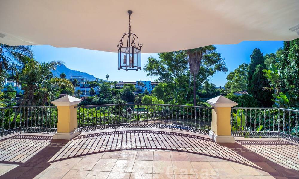 Klassieke, Spaanse luxevilla te koop in een gated community en eerstelijnsgolf met prachtig uitzicht over de golfbaan van La Quinta golf, Benahavis - Marbella 44104