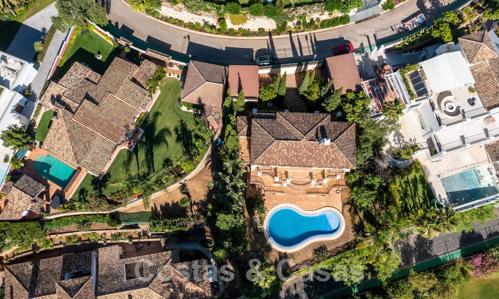 Klassieke, Spaanse luxevilla te koop in een gated community en eerstelijnsgolf met prachtig uitzicht over de golfbaan van La Quinta golf, Benahavis - Marbella 44110