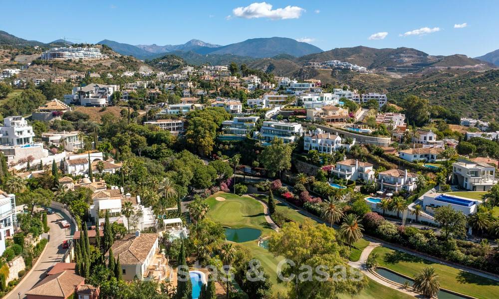 Klassieke, Spaanse luxevilla te koop in een gated community en eerstelijnsgolf met prachtig uitzicht over de golfbaan van La Quinta golf, Benahavis - Marbella 44117