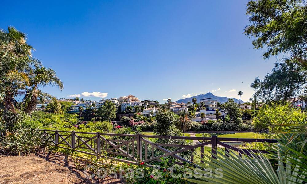 Klassieke, Spaanse luxevilla te koop in een gated community en eerstelijnsgolf met prachtig uitzicht over de golfbaan van La Quinta golf, Benahavis - Marbella 44119