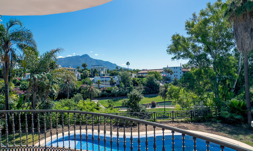 Klassieke, Spaanse luxevilla te koop in een gated community en eerstelijnsgolf met prachtig uitzicht over de golfbaan van La Quinta golf, Benahavis - Marbella 44121