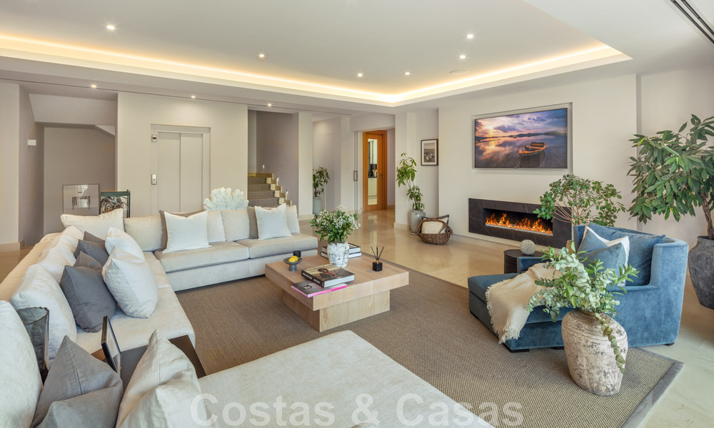 Uitmuntende luxevilla te koop in een moderne, Mediterrane architectuur, met zeezicht en in een golfresort in Benahavis - Marbella 44167