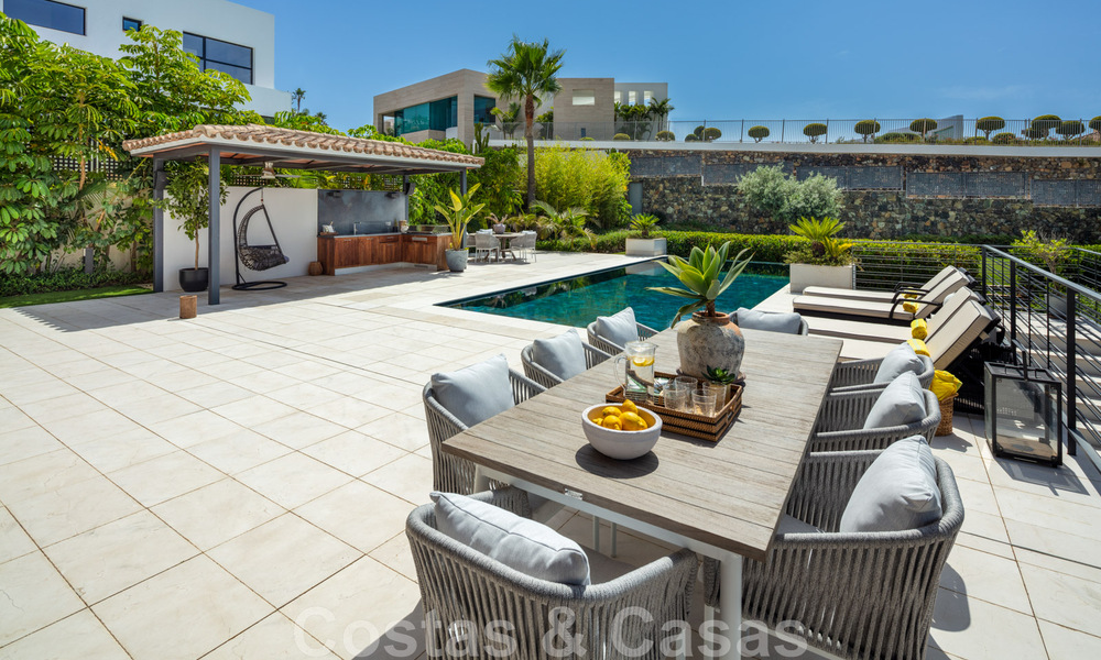 Uitmuntende luxevilla te koop in een moderne, Mediterrane architectuur, met zeezicht en in een golfresort in Benahavis - Marbella 44174