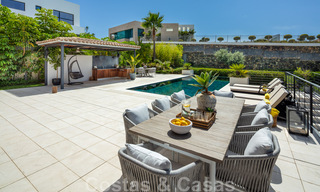 Uitmuntende luxevilla te koop in een moderne, Mediterrane architectuur, met zeezicht en in een golfresort in Benahavis - Marbella 44174 